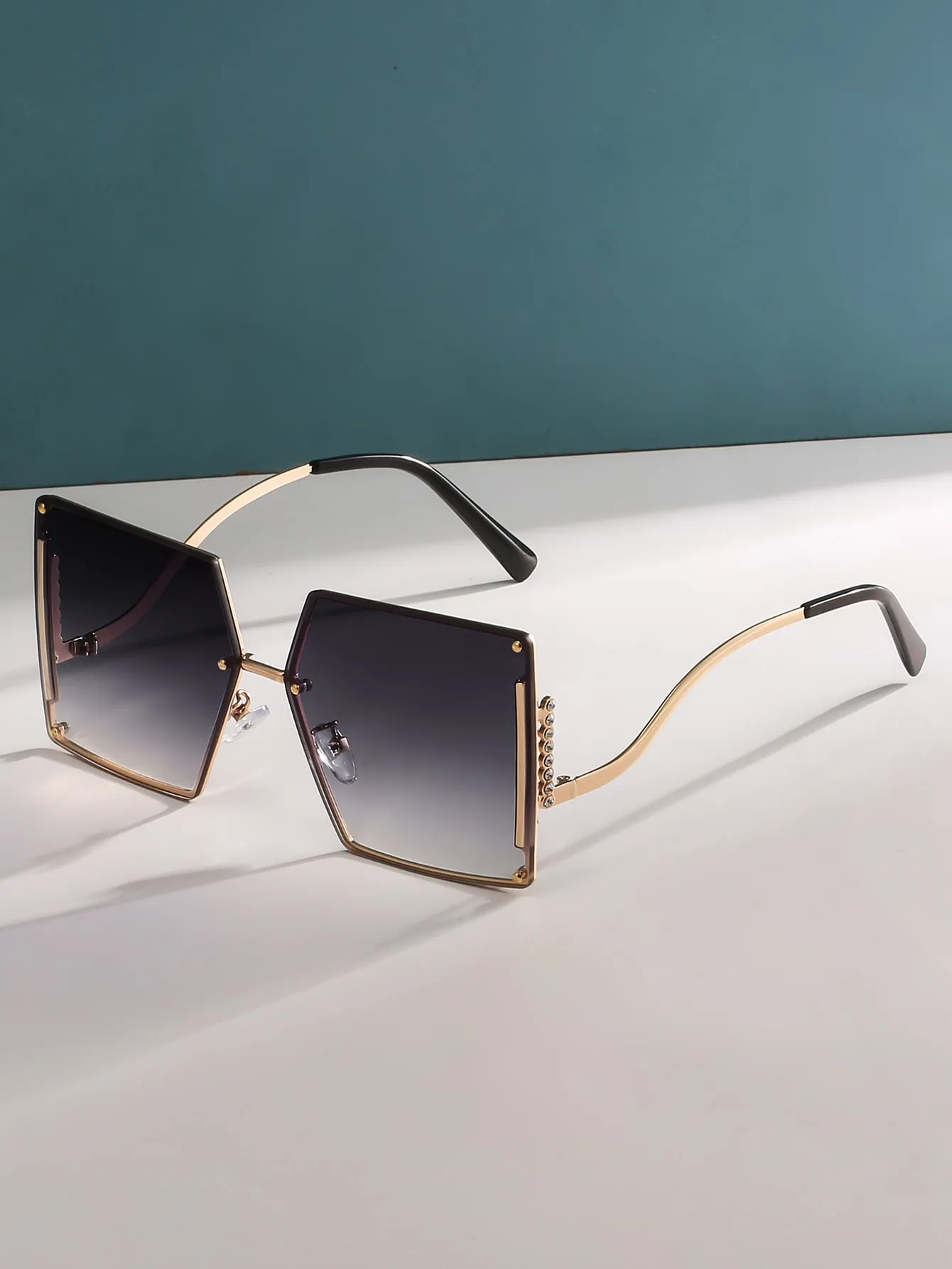 Chic Square Studded Frame Sungasses