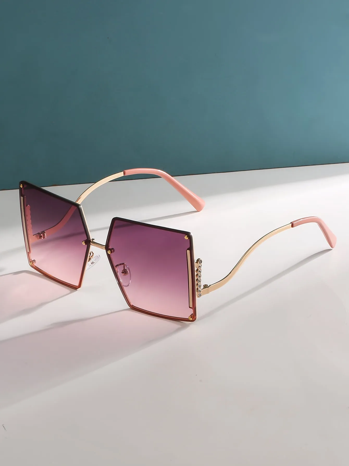 Chic Square Studded Frame Sungasses