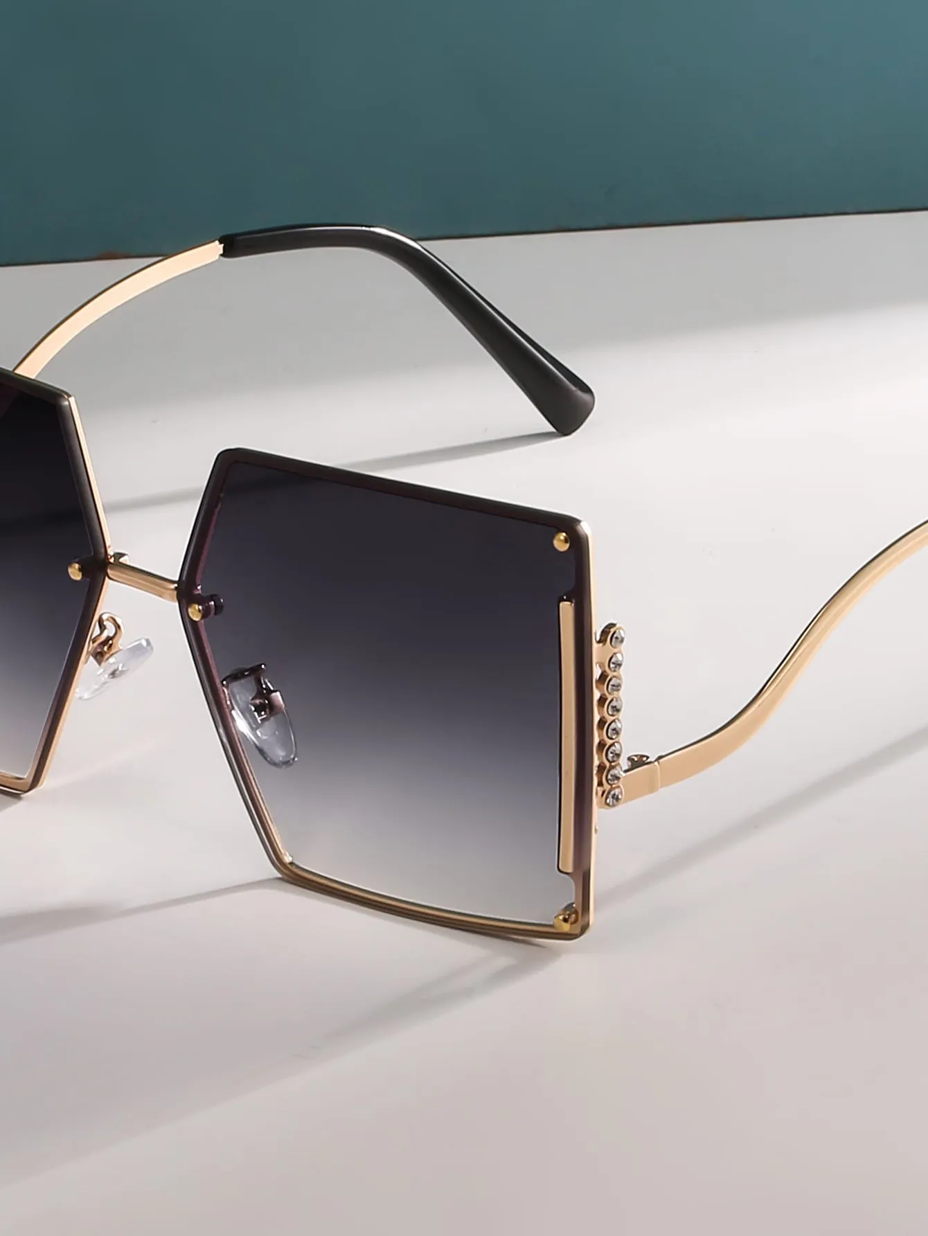 Chic Square Studded Frame Sungasses