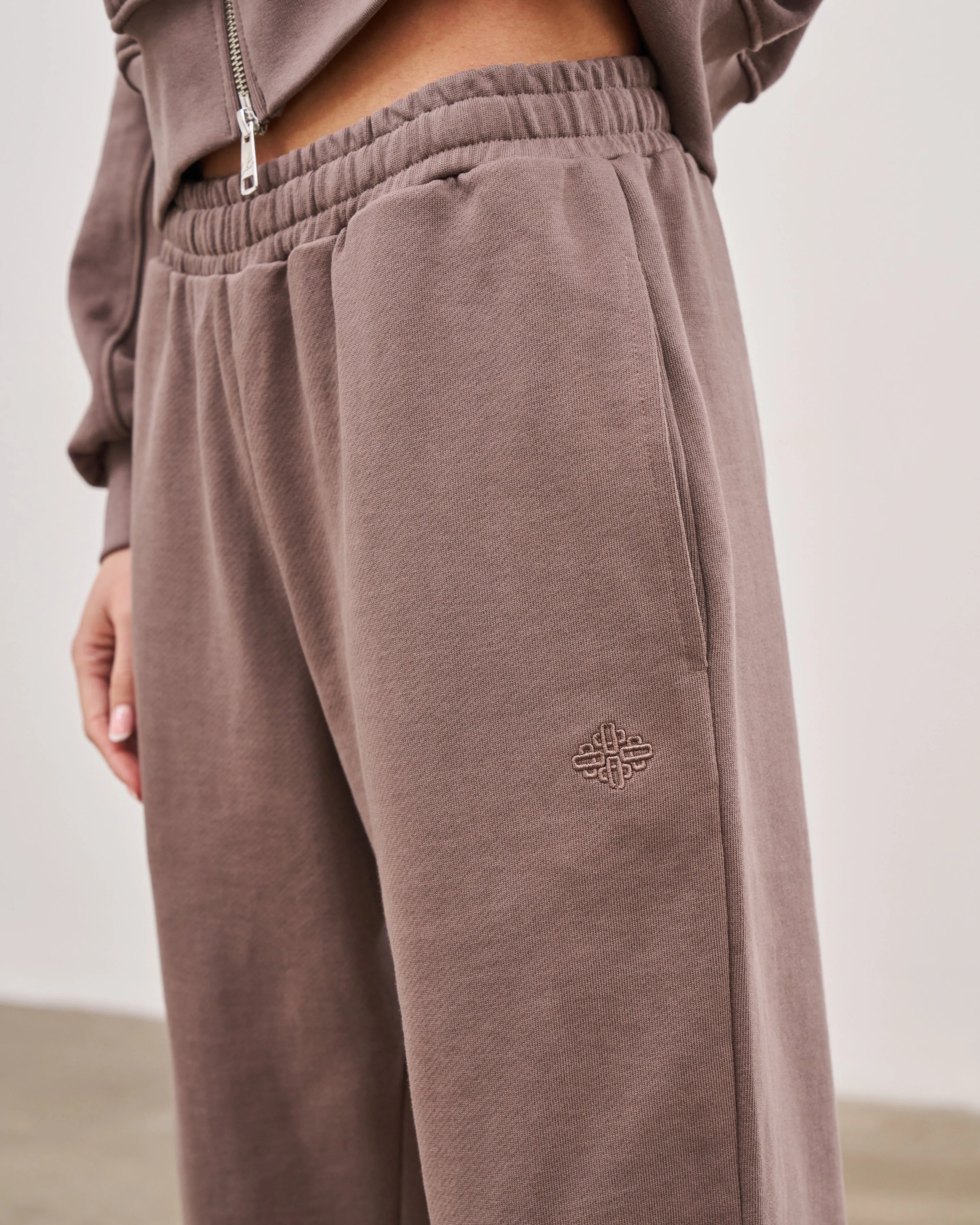 EMBLEM RELAXED JOGGERS - BROWN