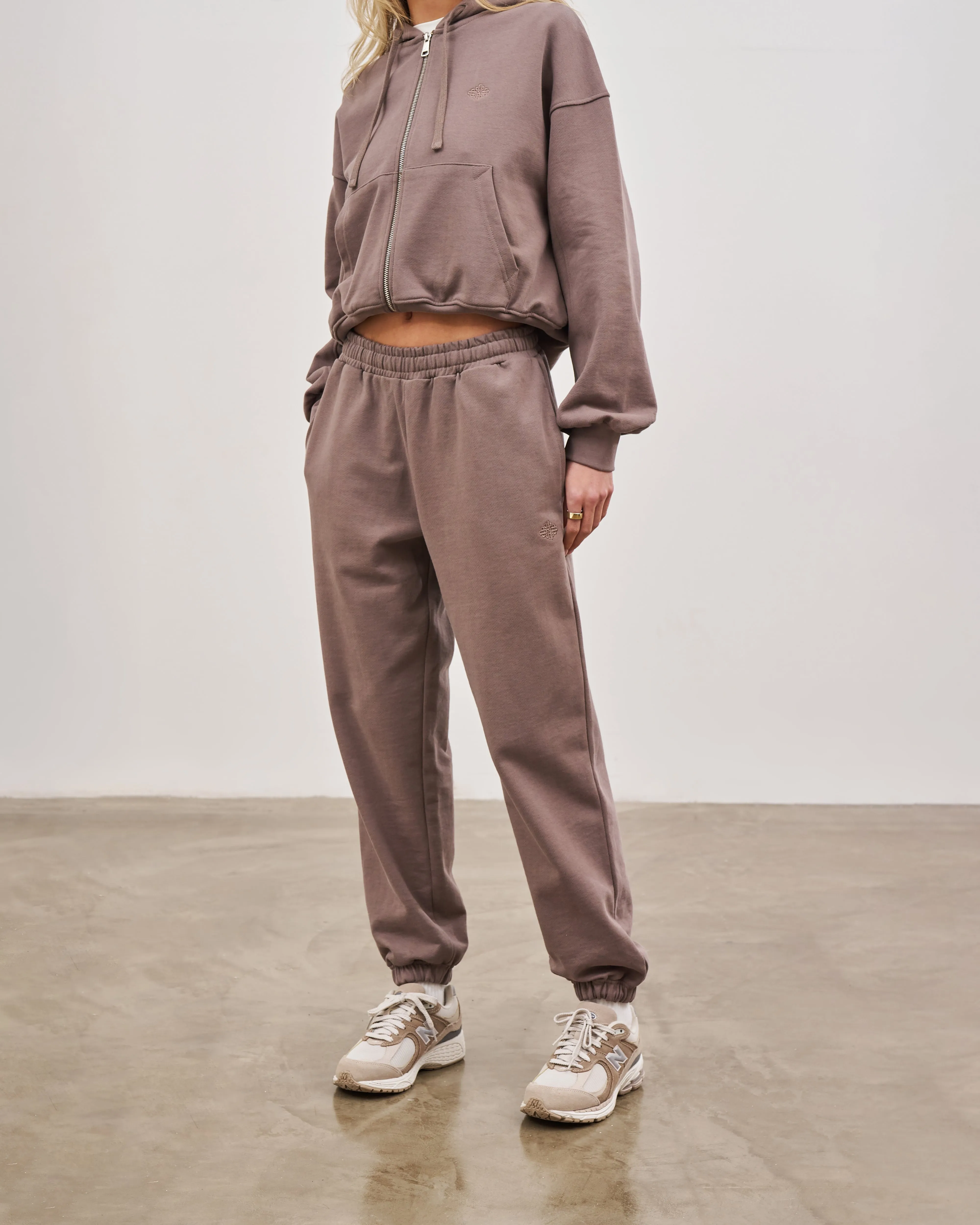 EMBLEM RELAXED JOGGERS - BROWN